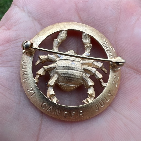 Vintage Crown Trifari 1969 Cancer Zodiac Brooch Gold-tone Astrology Crab - Picture 11 of 17